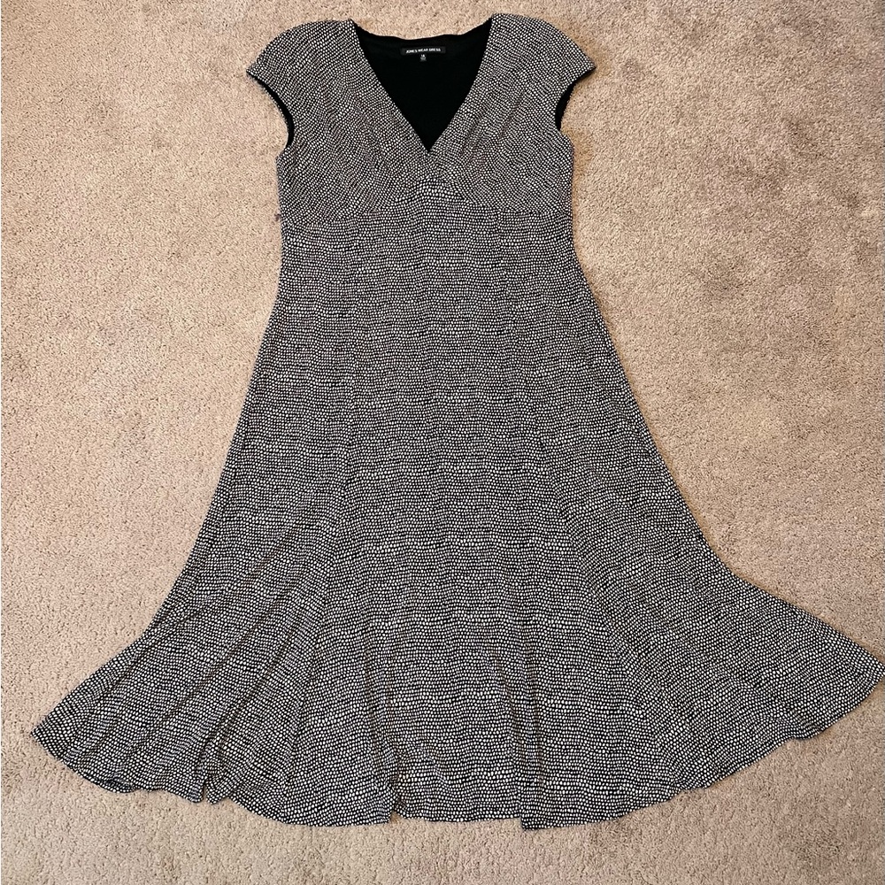 Women’s black/white dress